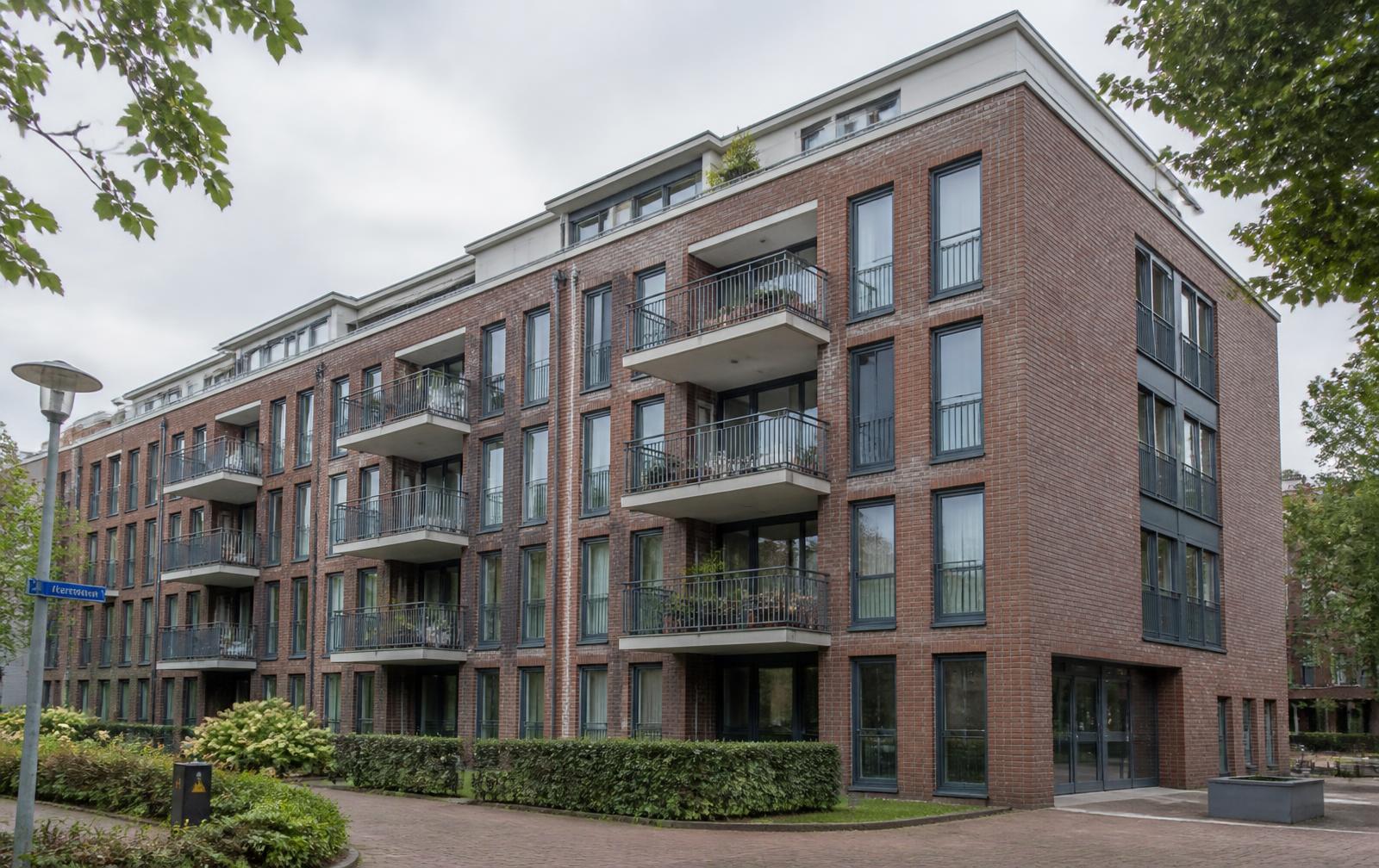 Appartementencomplex met balkons, representatief voor een vereniging van eigenaars