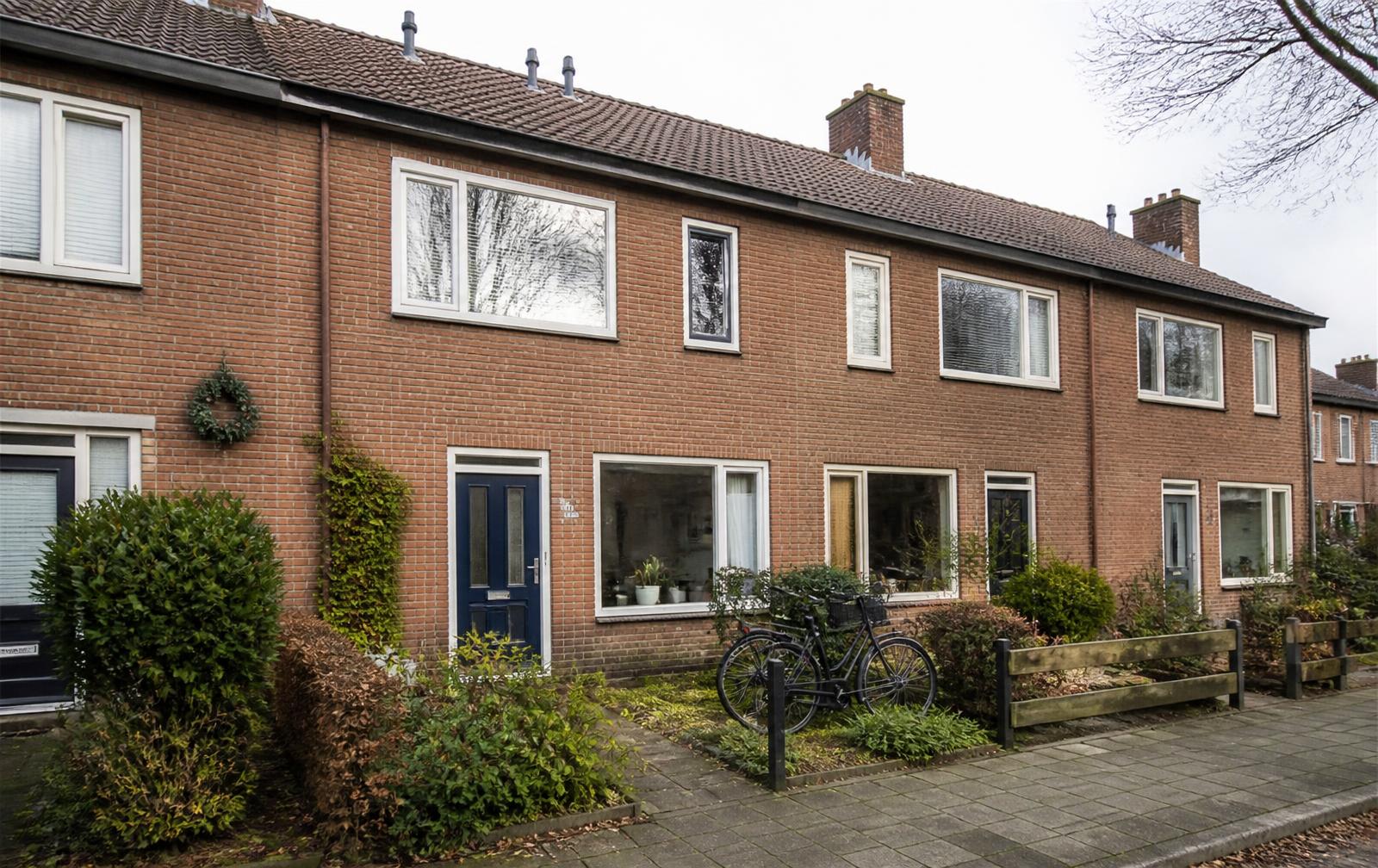 Nederlandse rijtjeswoning in een rustige woonstraat, geschikt voor verhuur